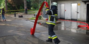 Brandweerman rolt slang uit